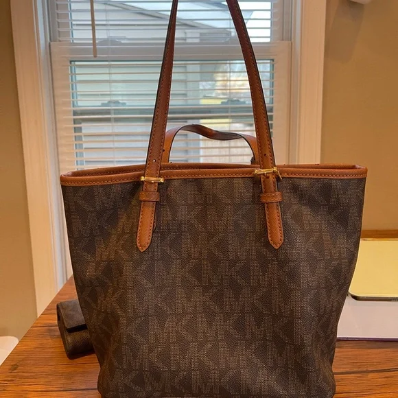 Michael Kors purse - Picture 2 of 4